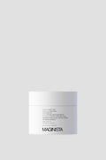 Maginista Plasticity Hair Mask i en hvit krukke mot lys grå bakgrunn
