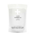 Iles Formula Hair Turban Towel i hvitt, i emballasjepose med logo mot hvit bakgrunn