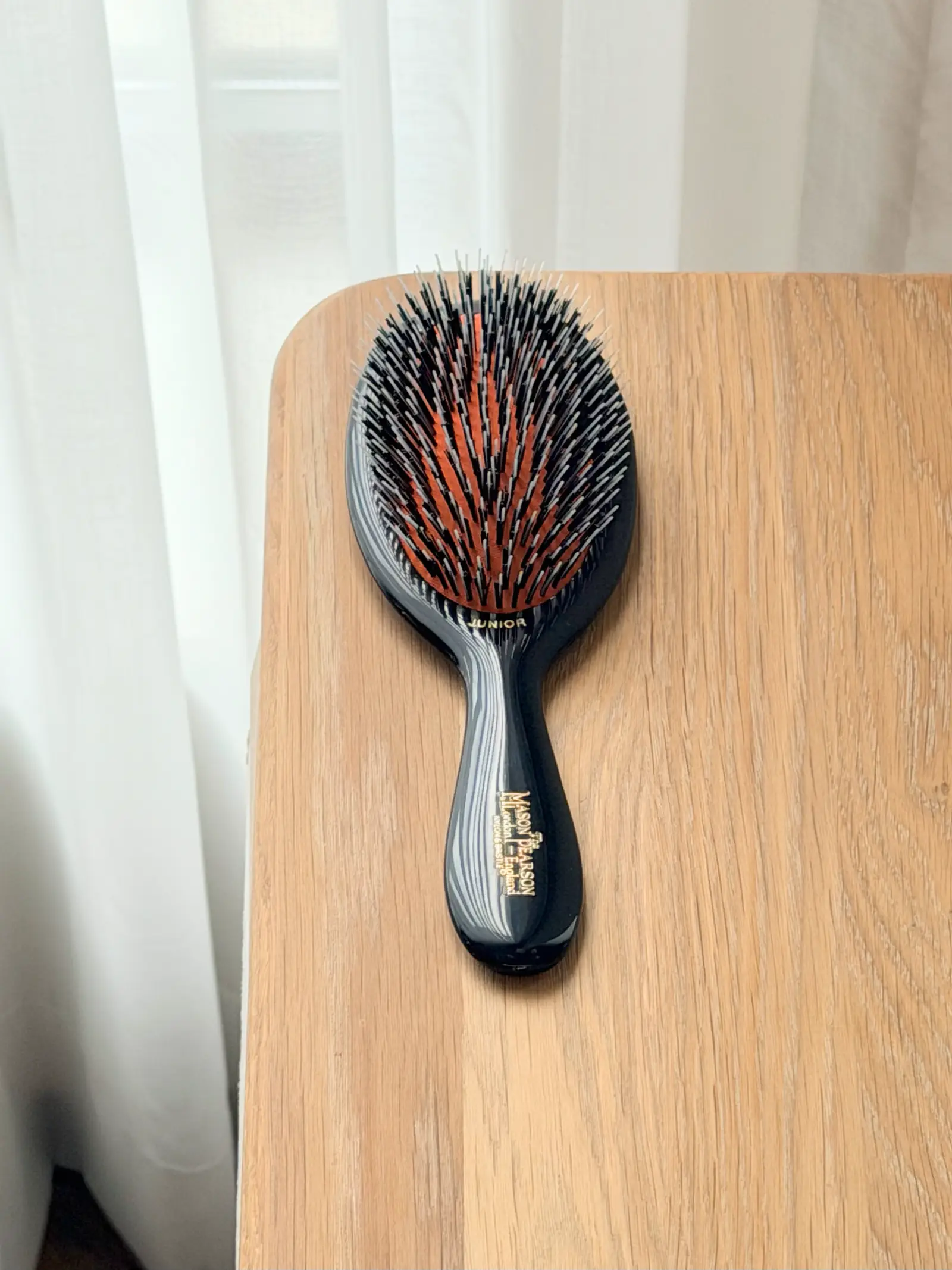 Mason Pearson Junior hårbørste med håndlaget pneumatisk gummipute og villsvinbust — uendret design siden 1885